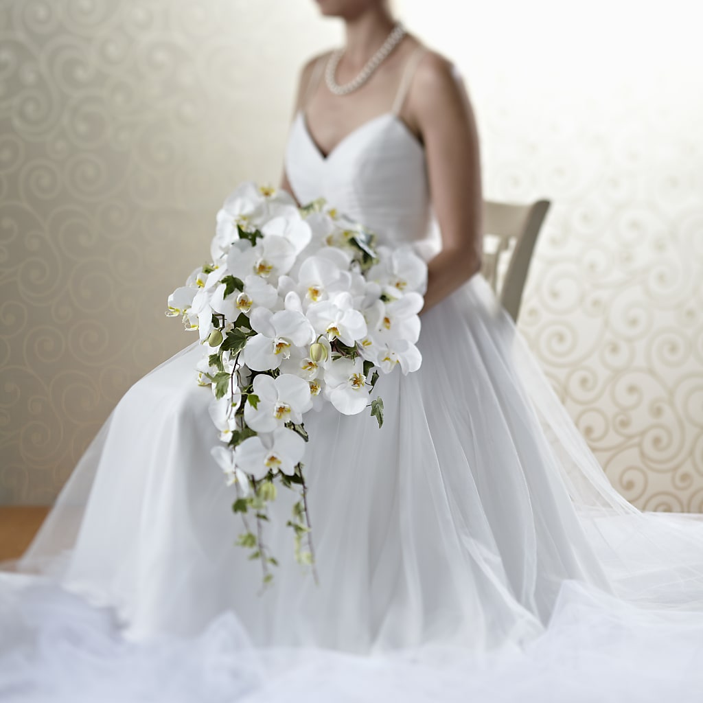Classic White Bouquet – EMERY'S FLOWERS & CO, Maumee OH