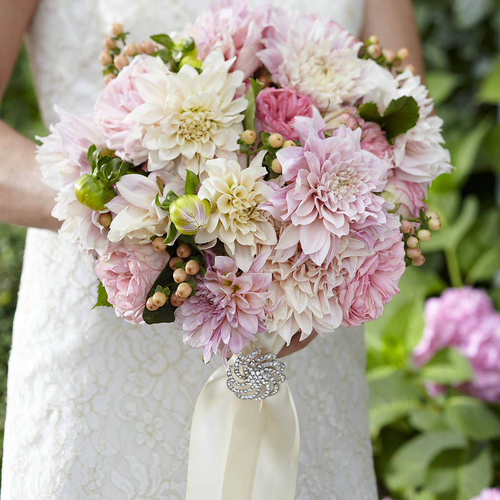 Heart's Promise Bouquet – EMERY'S FLOWERS & CO, Maumee OH