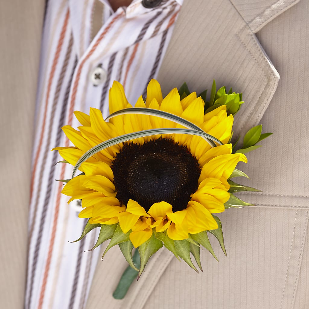 Free Spirit Boutonniere – EMERY'S FLOWERS & CO, Maumee OH