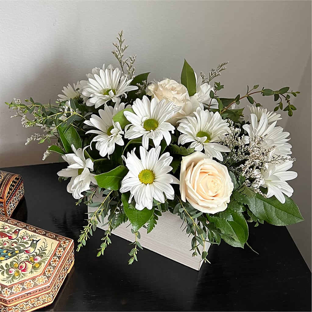 Fresh Linen Box Bouquet – EMERY'S FLOWERS & CO, Maumee OH